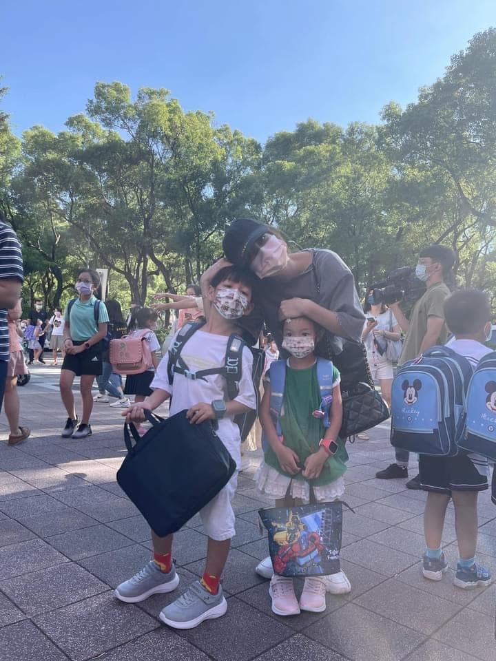 Grace自曝接送3個小孩上下學宛如打了一場仗。（圖/翻攝自Grace臉書）