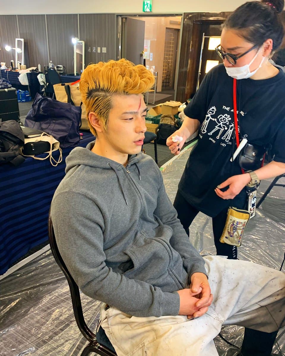 湊祥希拍攝《東京復仇者》期間,每天都得提早一小時到現場吹整流氓髮型。(蜜蜂工房提供)