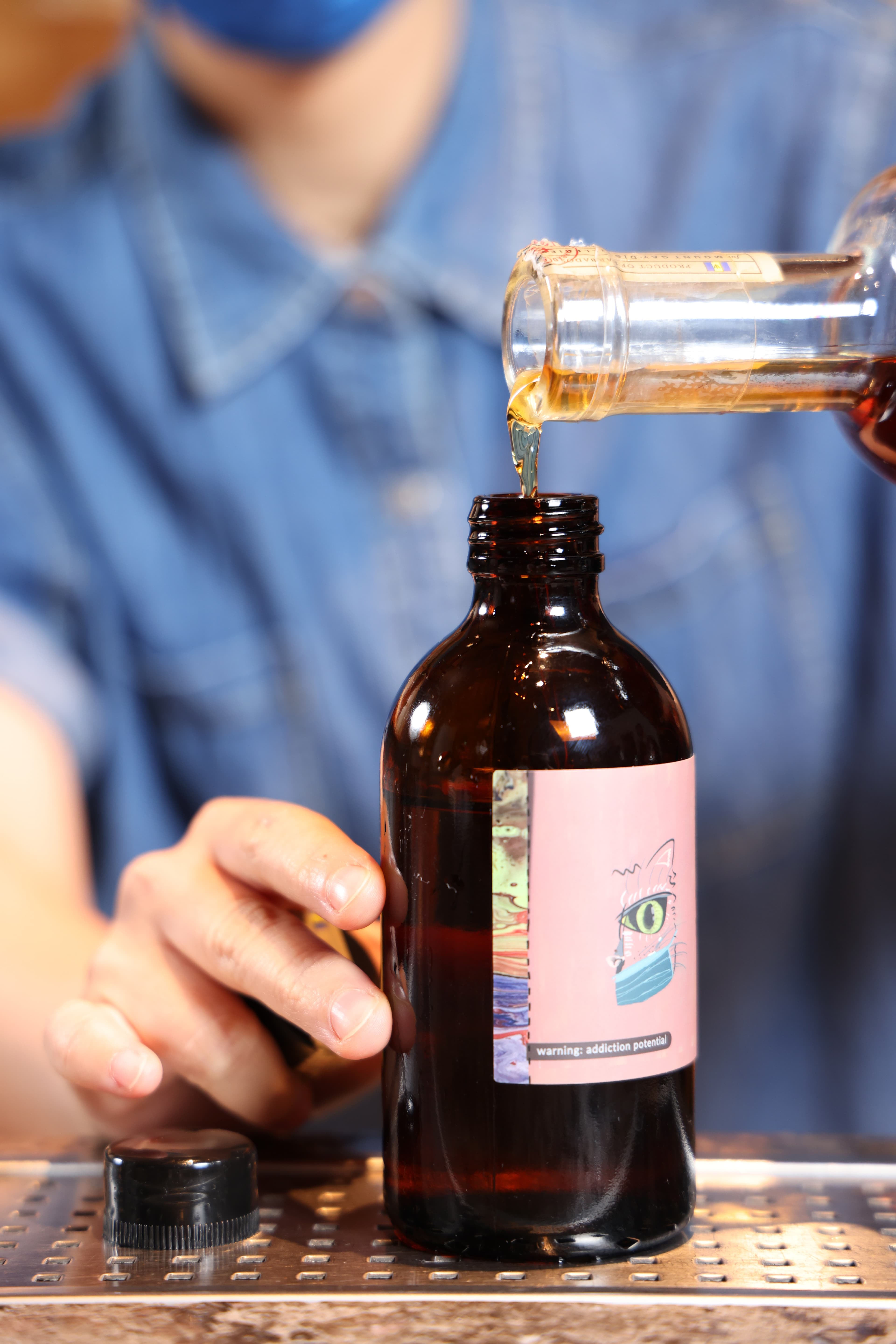 先倒出一點瓶子裡的無酒精濃縮風味液,騰出空間即可加入基酒。