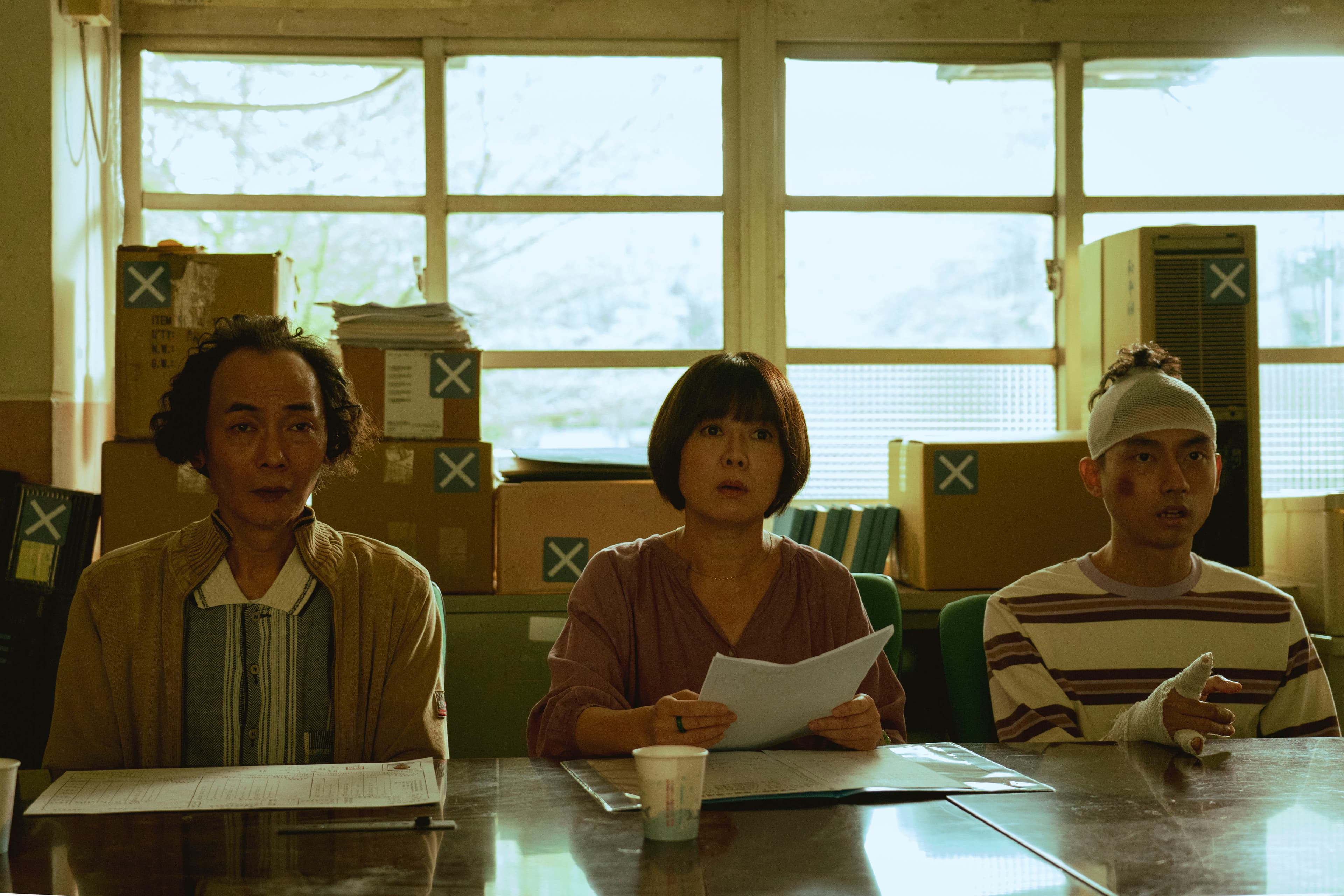 《池塘怪談》故事設定在2004年,飾演林鶴軒(右)父母的陳俊成(左)、苗可麗(中)發揮黑色幽默喜感。(金盞花大影業提供)