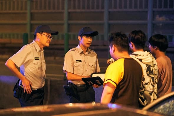 阿福(左一)與家凱(左二)客串扮演警察,帶給觀眾驚喜。(環球提供)