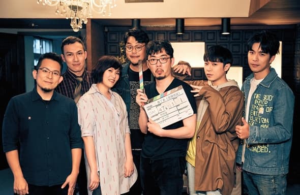 導演程偉豪(右三)撰寫劇本時曾與魚丁糸6位團員見面,將他們的人生感受融入劇情。(環球提供)