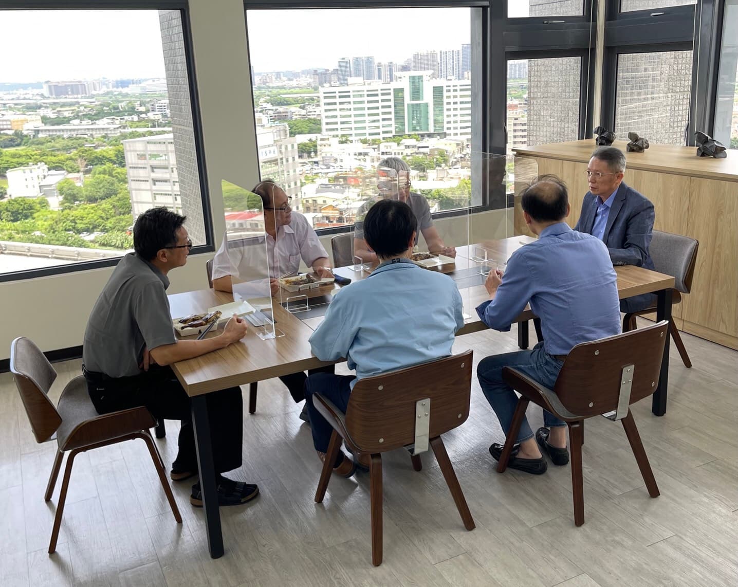 柳紀綸從不應酬,中午時間,他都在辦公室和主管一起午餐,邊就公事做交流討論。