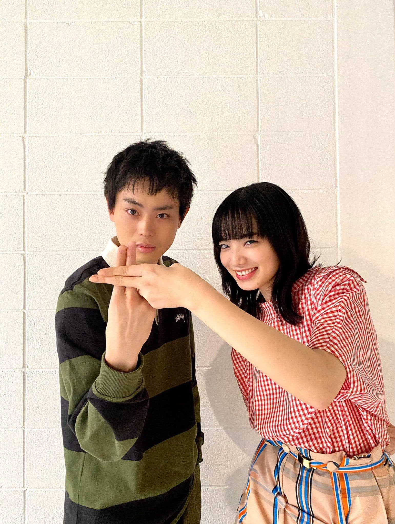 菅田將暉(左)與小松菜奈前年因拍攝電影《線:愛在相逢時》假戲真做展開交往。(翻攝自《線:愛在相逢時》Twitter)