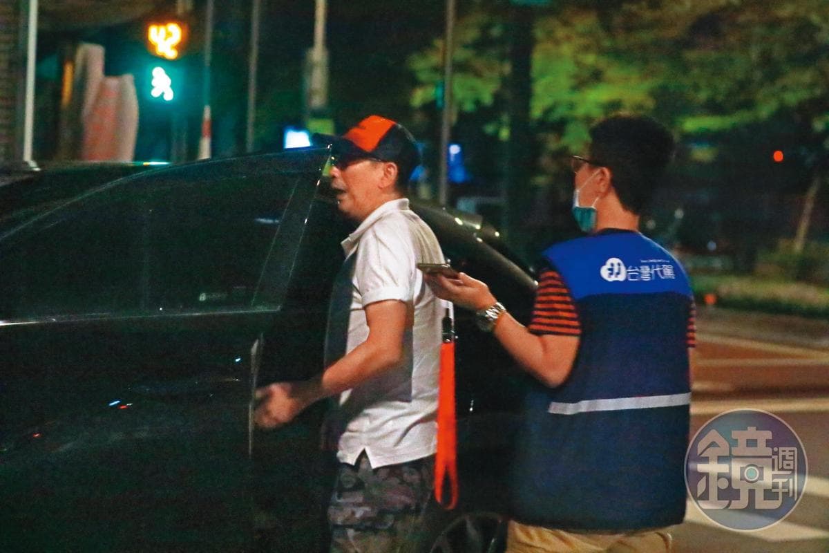 宋少卿曾被本刊抓包「代駕做半套」,叫代駕將車停在自家附近,再自行開回住處。(攝影組)