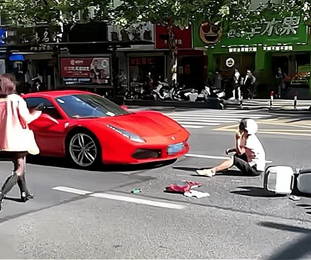中國浙江一對男女駕駛著法拉利,孰料卻意外曝光女方劈腿之情。(翻攝自網易新聞)