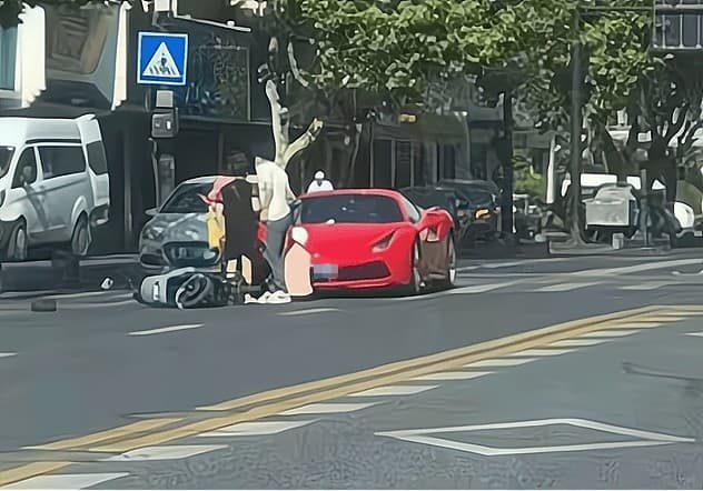 法拉利情侶遇車禍,男駕駛下車後苦求「千萬別報警」。(翻攝自網易新聞)