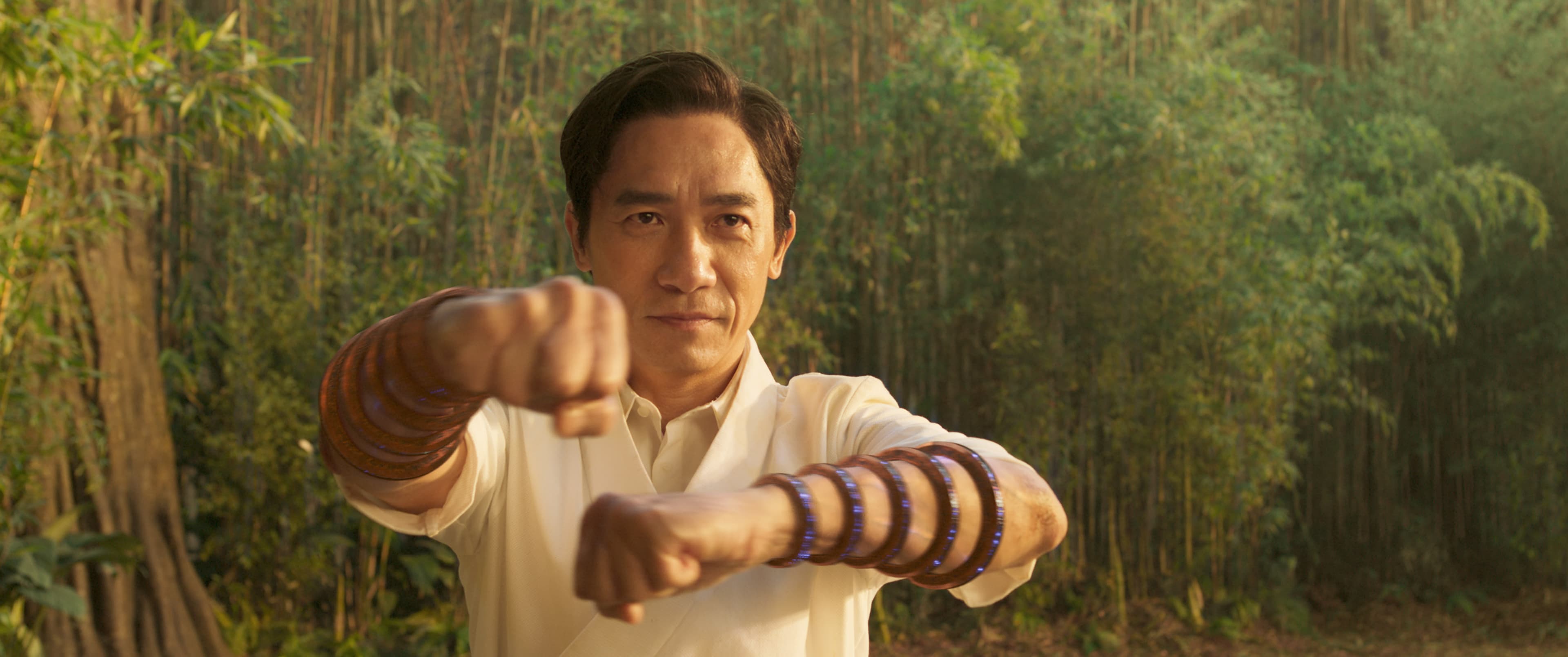 《尚氣與十環傳奇》因為得到十環的力量,讓文武成為一代梟雄。(迪士尼提供)