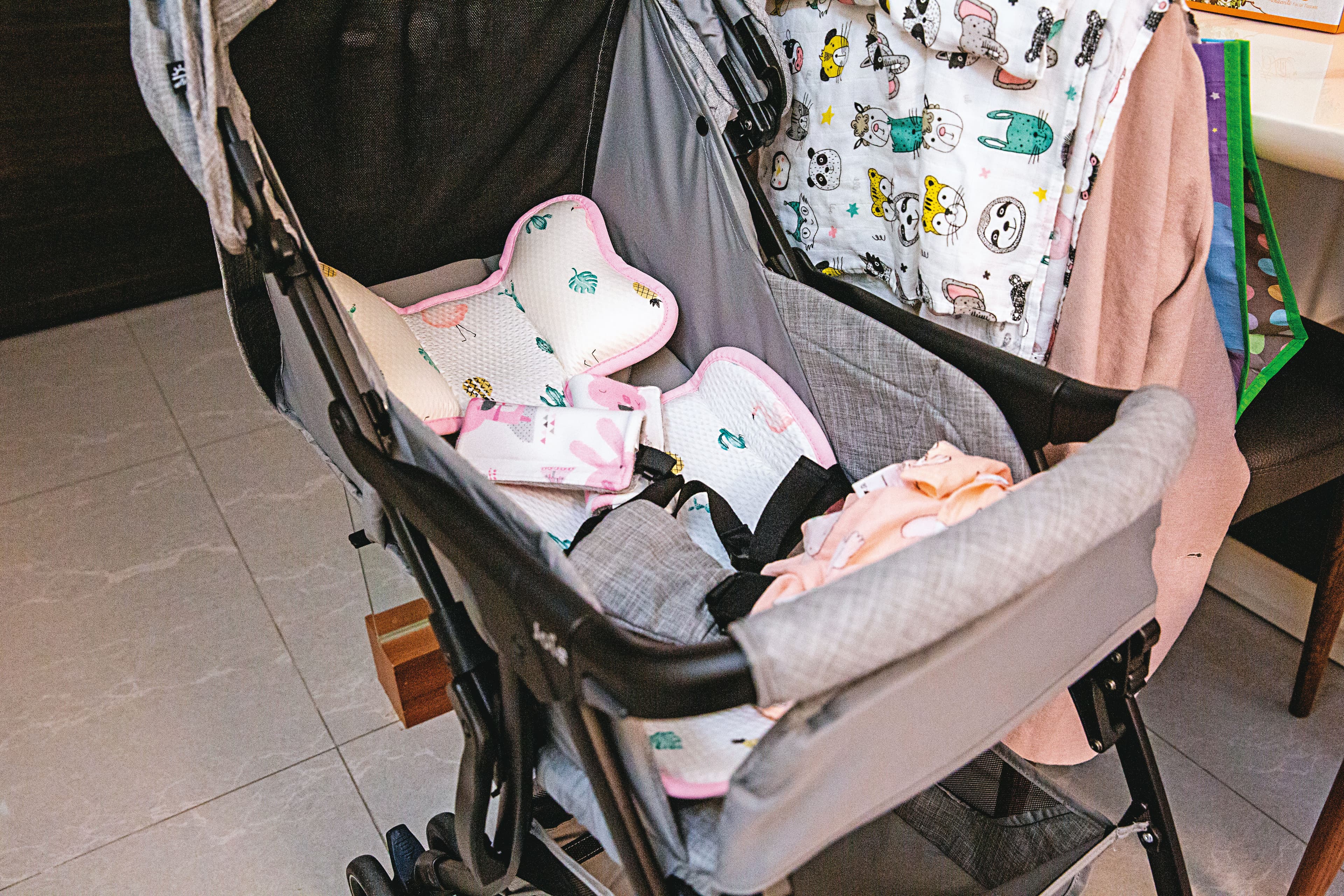 A小姐二個多月前才生下女兒，受訪時嬰兒車還在身邊。