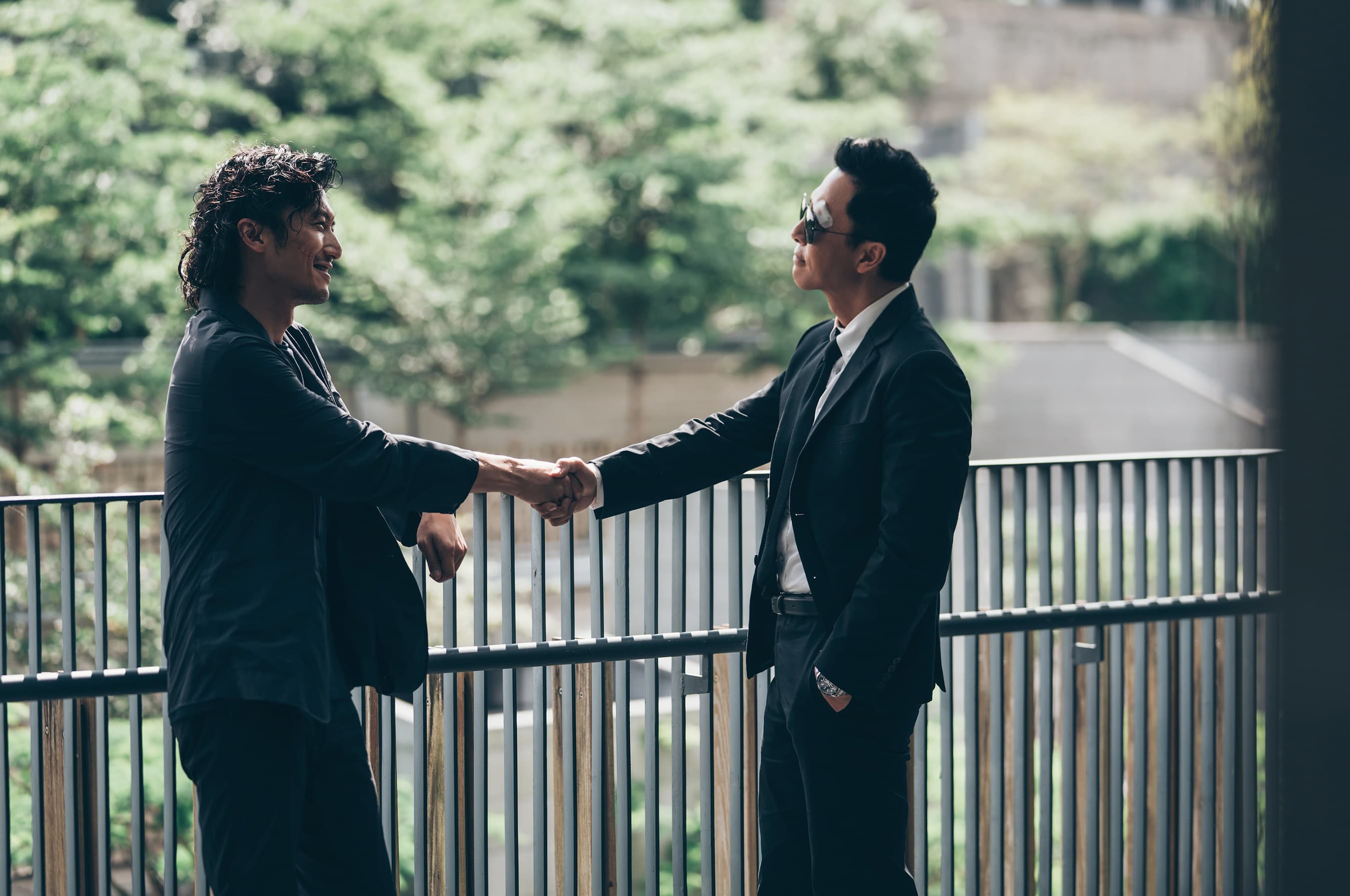 片中甄子丹與謝霆鋒原本亦師亦友,但後來卻反目,兩人的恩怨情仇一觸即發。(華映)