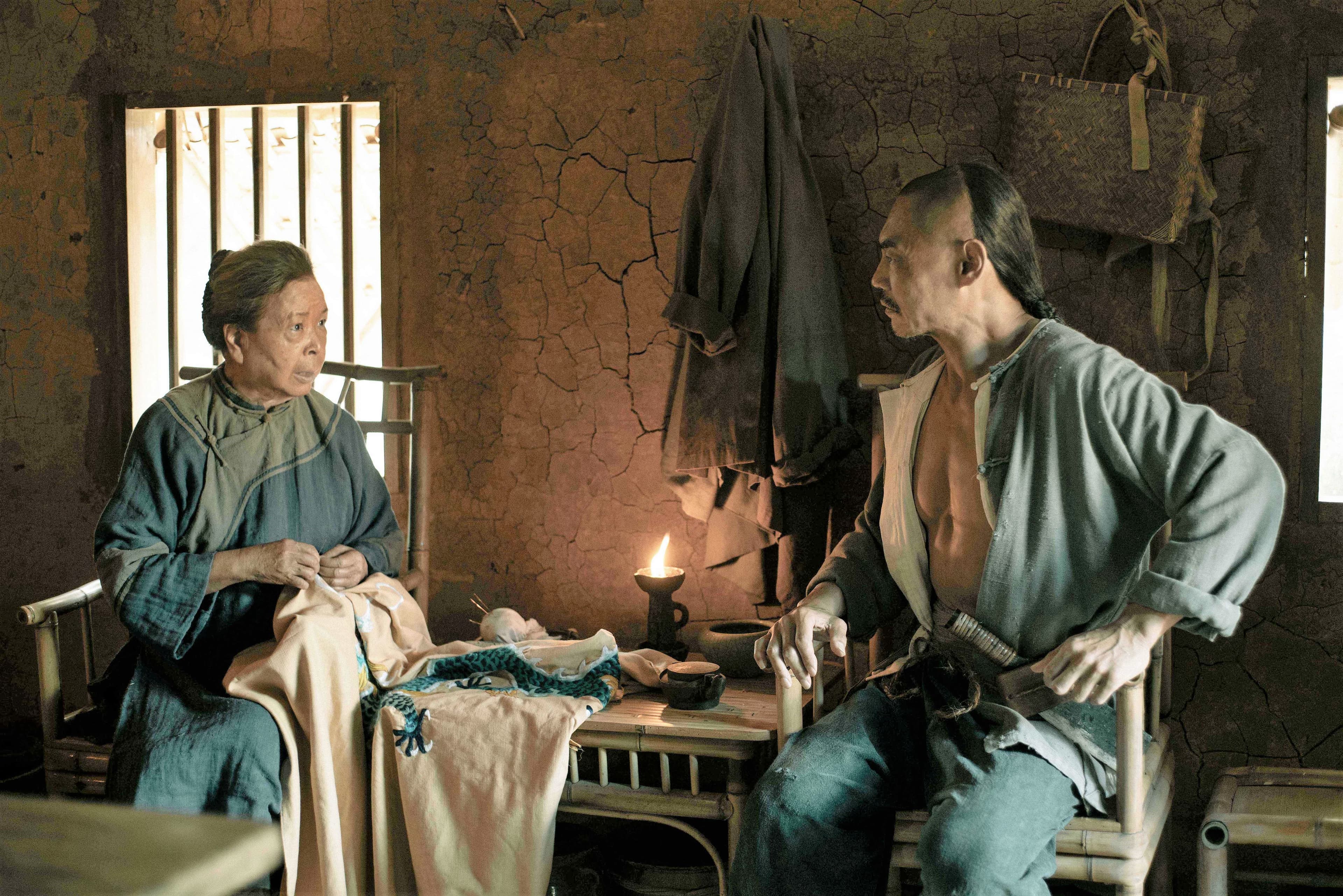 梅芳(左)客串現身《斯卡羅》,與夏靖庭(右)睽違11年再度演母子。(公視提供)