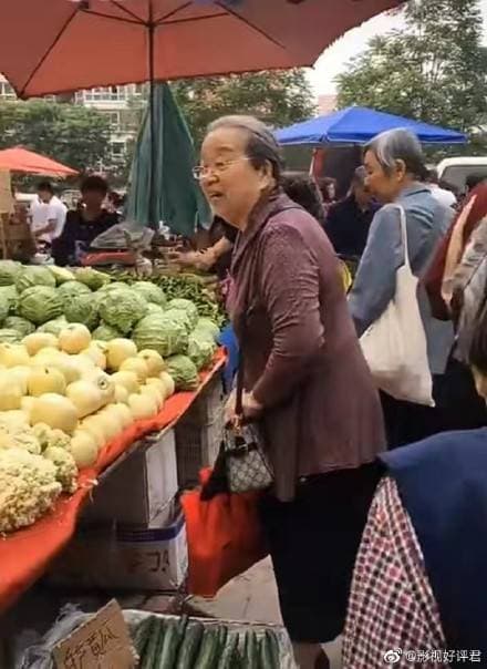 容嬤嬤私刑扎針的畫面是許多人的童年陰影，如今野生容嬤嬤上街買菜，面容慈祥。（翻攝自影視好評君微博）