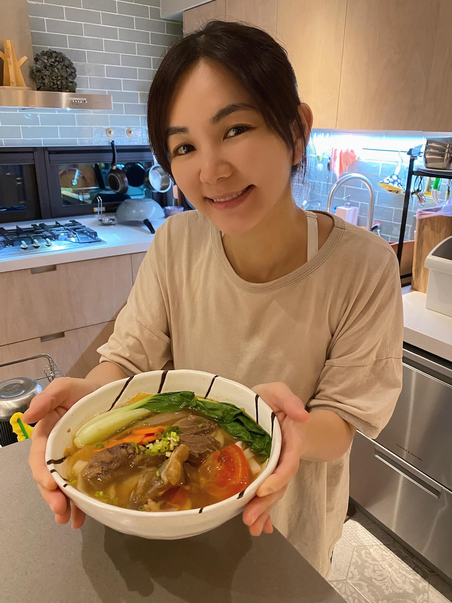Ella聲稱老公腰很有力,讓她到達天堂。(翻攝自Ella臉書)