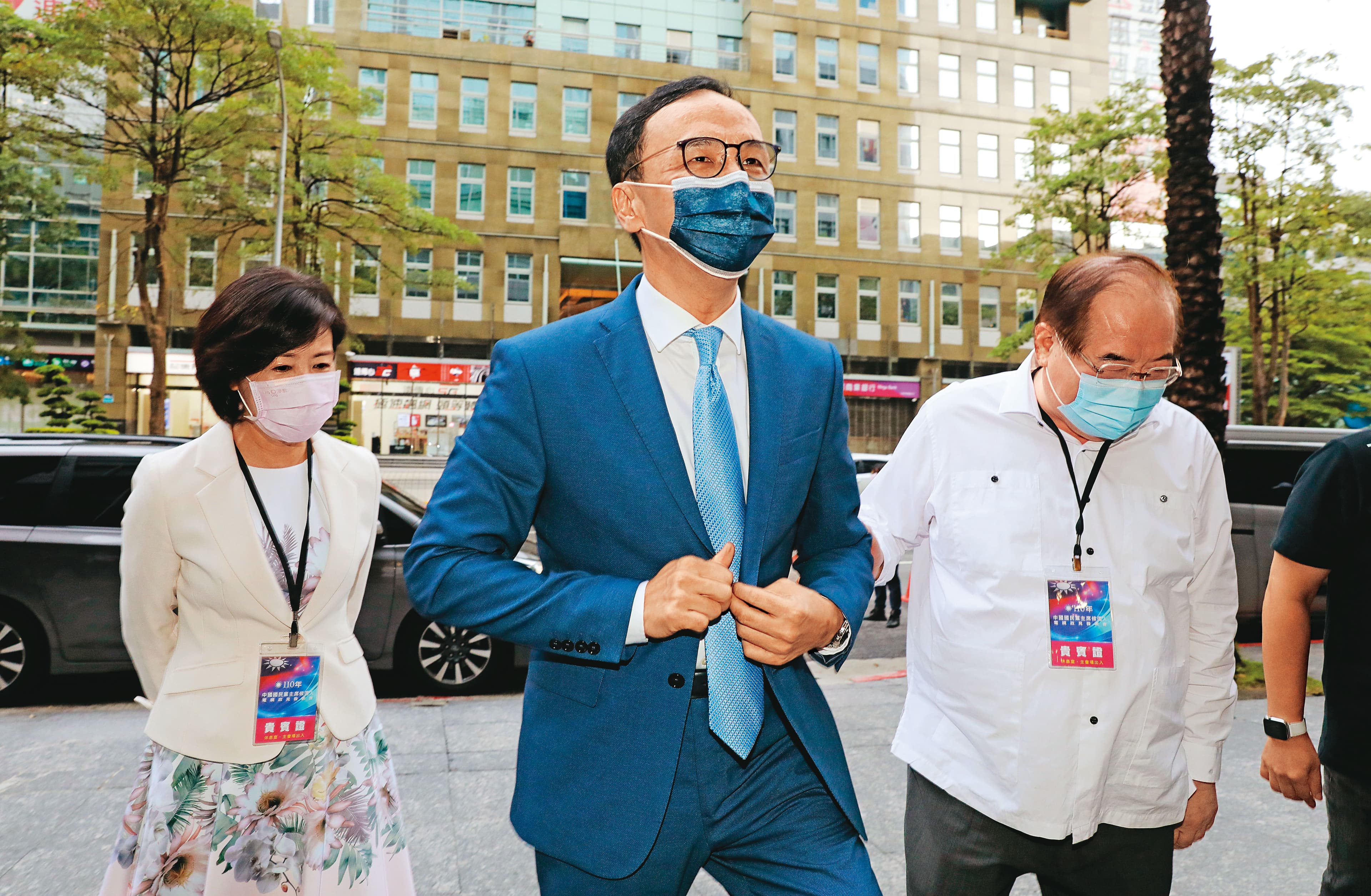 卓伯源認為,朱立倫(中)參選黨主席就是為選總統鋪路,但球員兼裁判的結果,恐讓藍營再次敗選。