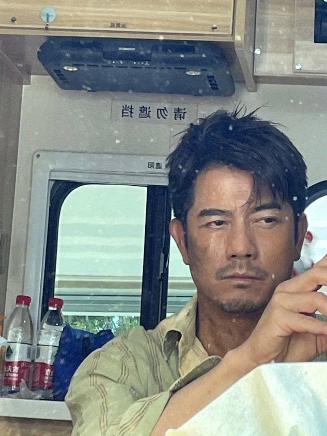 郭富城曾在微博貼出片中造型照片,看來相當落魄。(翻攝自郭富城微博)