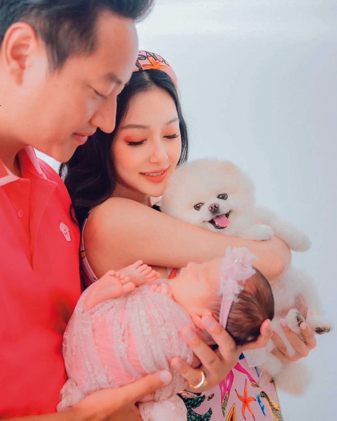 王思佳(右)與老公Joe(左)結婚5年,上個月喜得愛女「小王美」。(翻攝自王思佳IG)