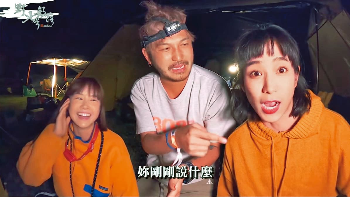 温貞菱(右)與KID(中)也參加了《我們練愛吧》節目組成CP,加上互動曖昧的李佳穎(左),被網友調侃是「KID的兩個女人」。(翻攝自野人七號部落YT)
