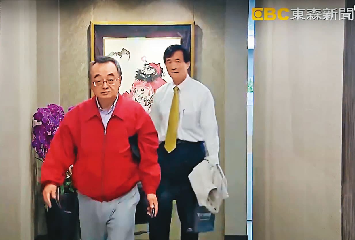 孫鐵漢(左)也非省油的燈,近來積極回補台苯股票,藉此增加持股。(翻攝東森新聞)