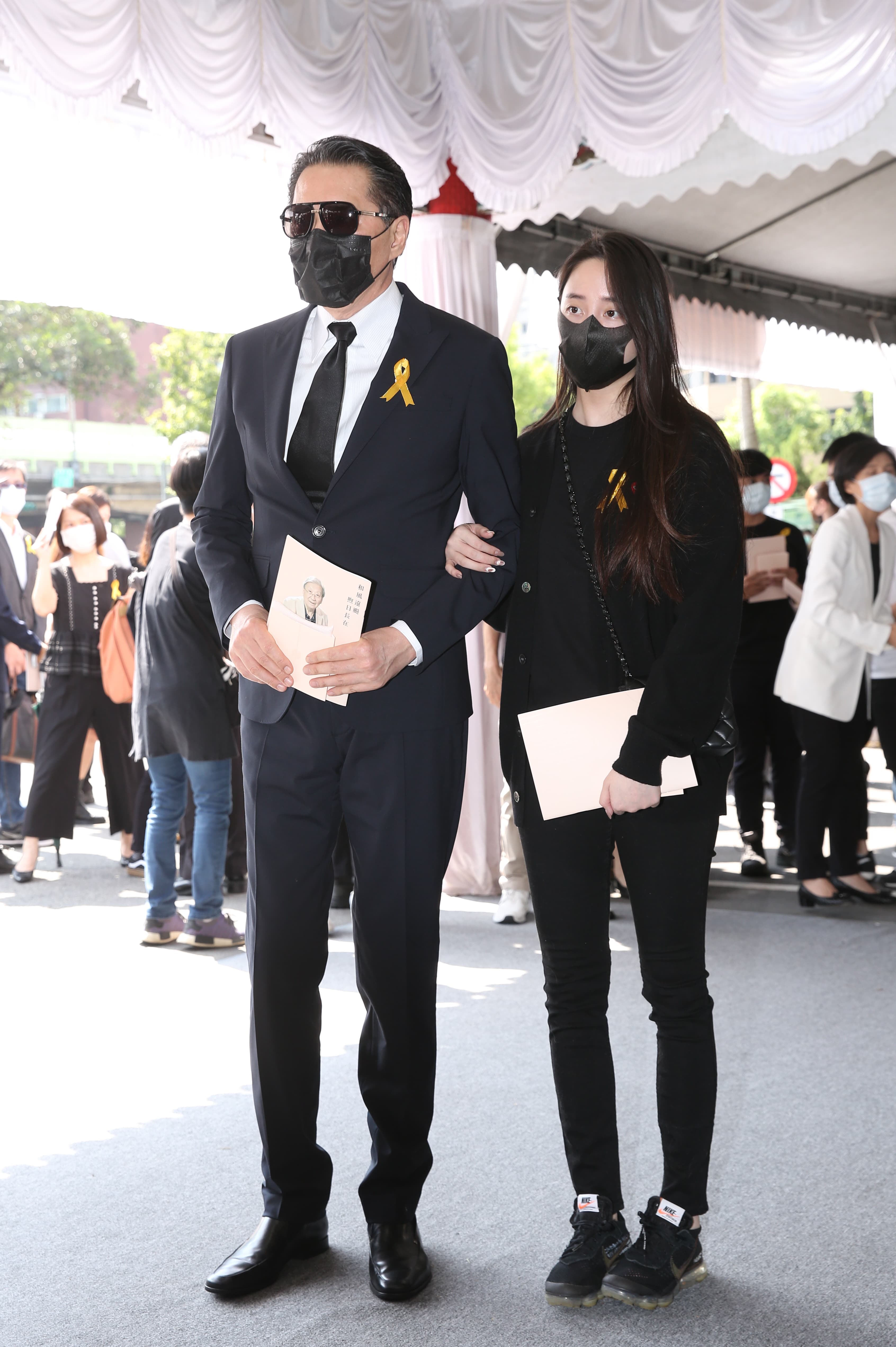 歐陽龍（左）帶大女兒歐陽妮妮（右）出席追思儀禮。