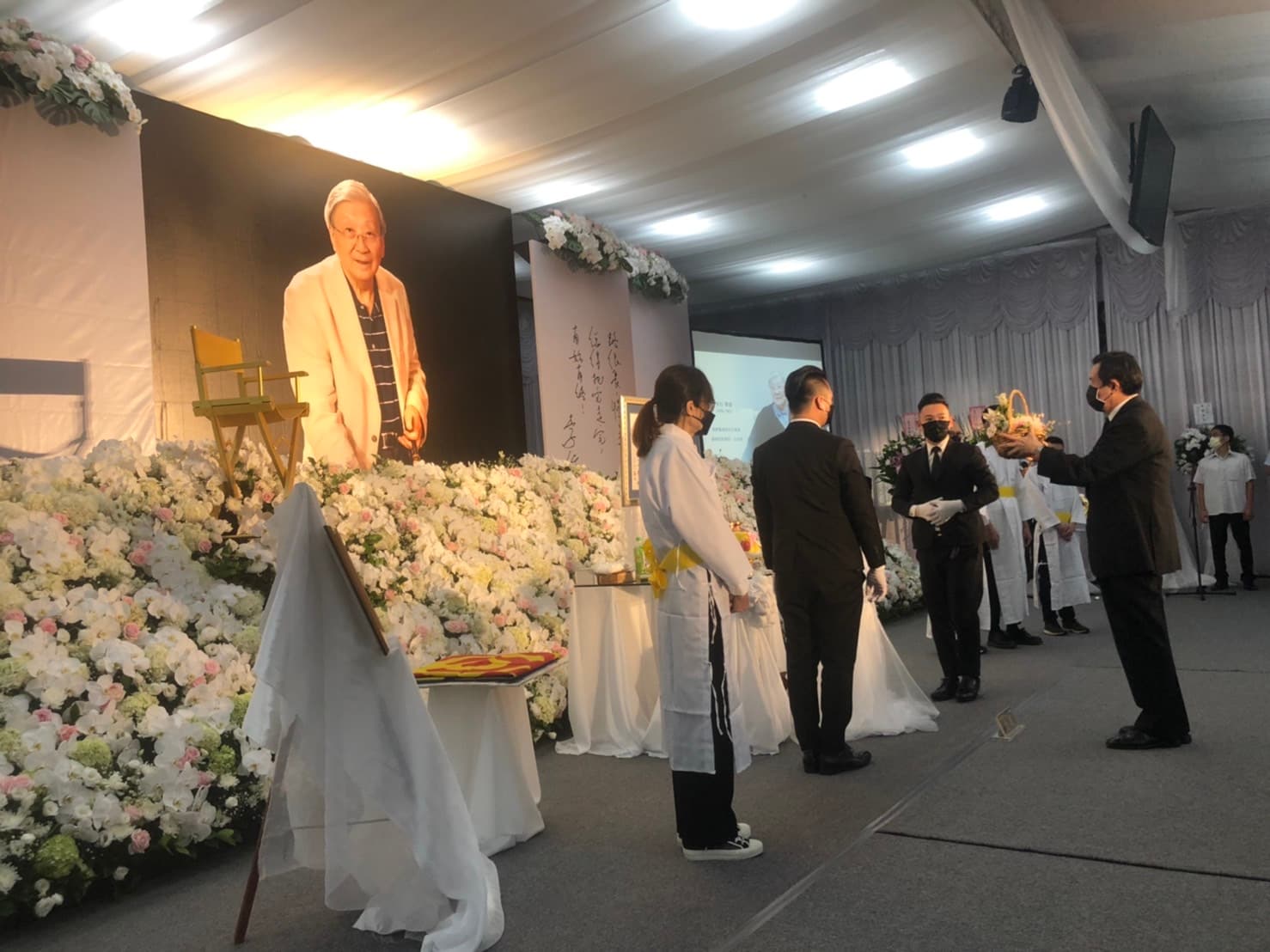 前總統馬英九提早到場致意。( 李行導演追思儀禮治喪委員會提供)