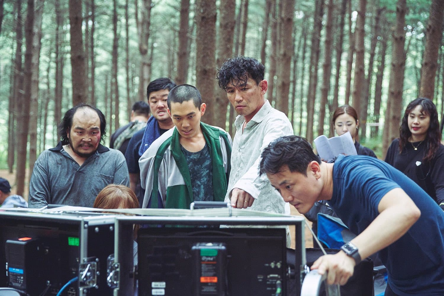 劉慶秀(左三)曝黃晸珉(左四)是自己開始學演戲時的偶像,拍攝時從他身上學到許多事情。(翻攝自Twitter @movie_n_NEW)