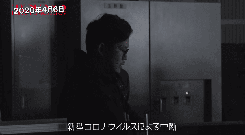 製片岡田翔太去年4月在拍攝現場考量疫情狀況,忍痛宣布停拍。(翻攝自YouTube畫面)