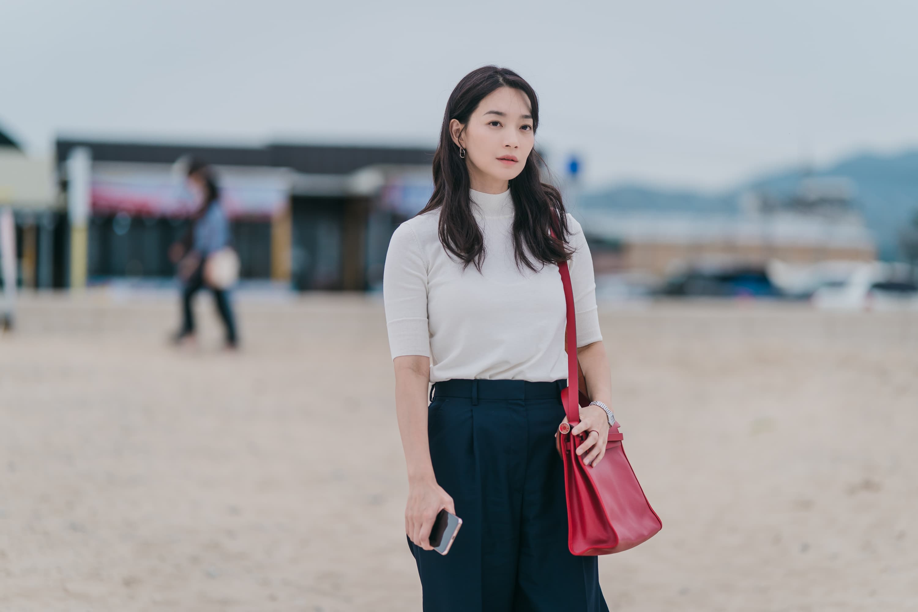 申敏兒在劇中背了許多名牌包。(Netflix提供)