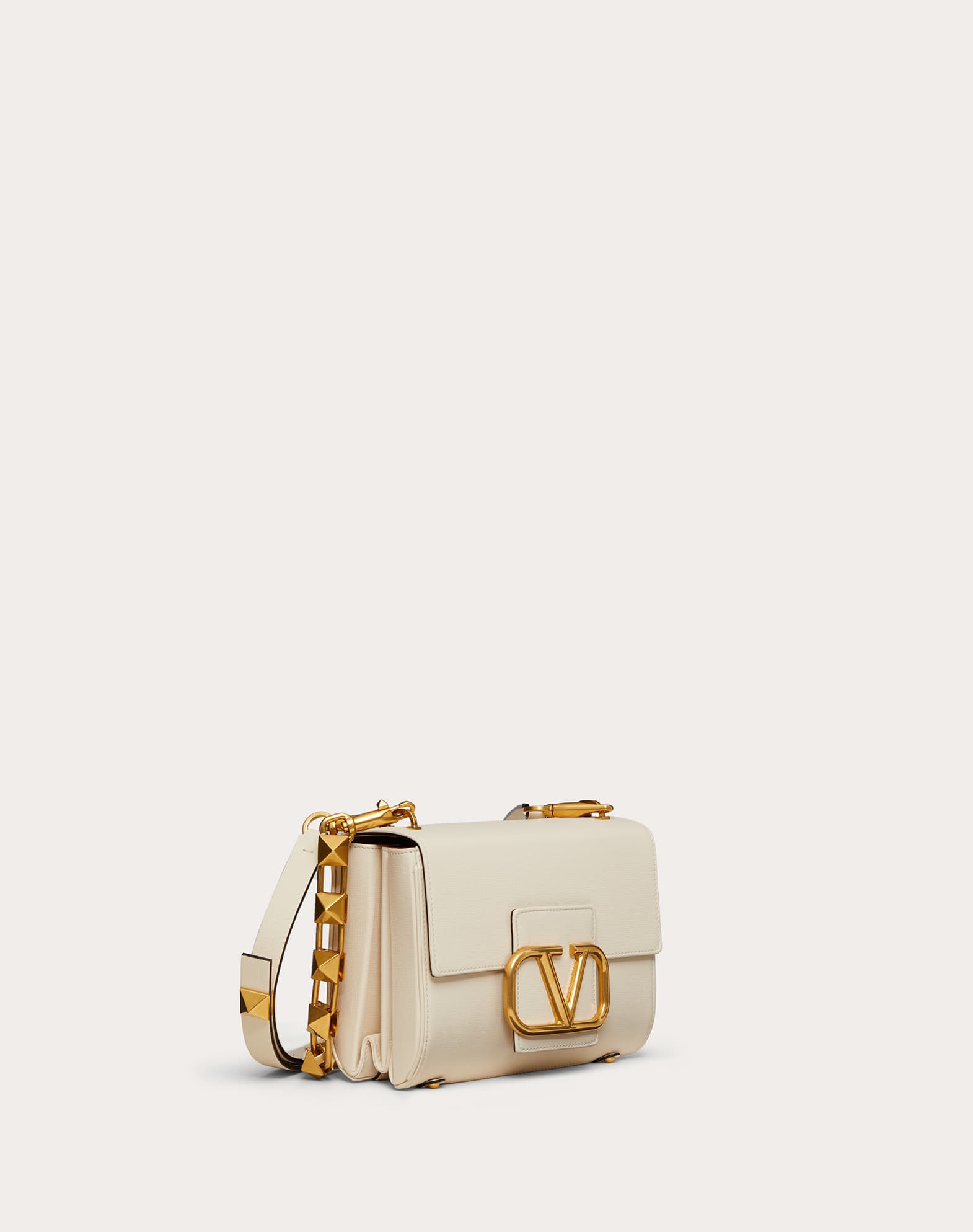 Valentino Garavani Stud Sign象牙白粒面小牛皮肩背包。NT$102,500(Valentino Garavani提供)