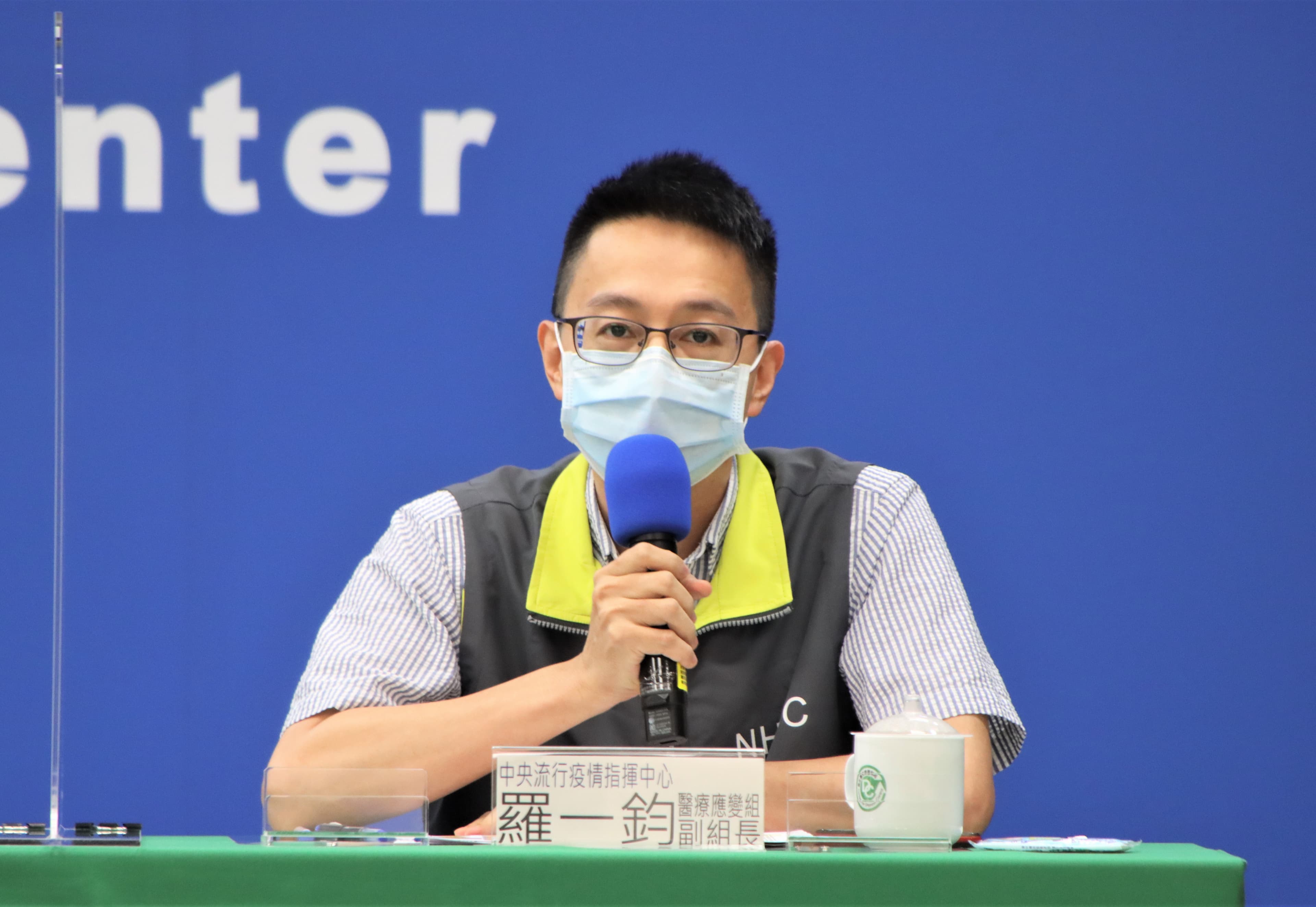 醫療應變組副組長羅一鈞針對新北群聚案,指出目前已檢驗18案血清抗體,其中推估最早感染的為埃及爸爸一家人。(指揮中心提供)