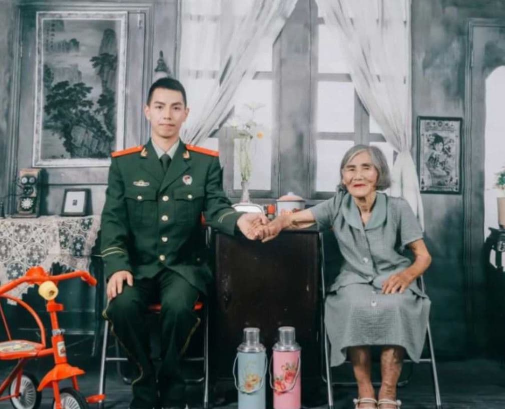 張佳港說，雖然外婆僅有小學畢業，他卻從外婆身上學到了很多，善良、為別人考慮、時時心懷感恩。（翻攝微博）