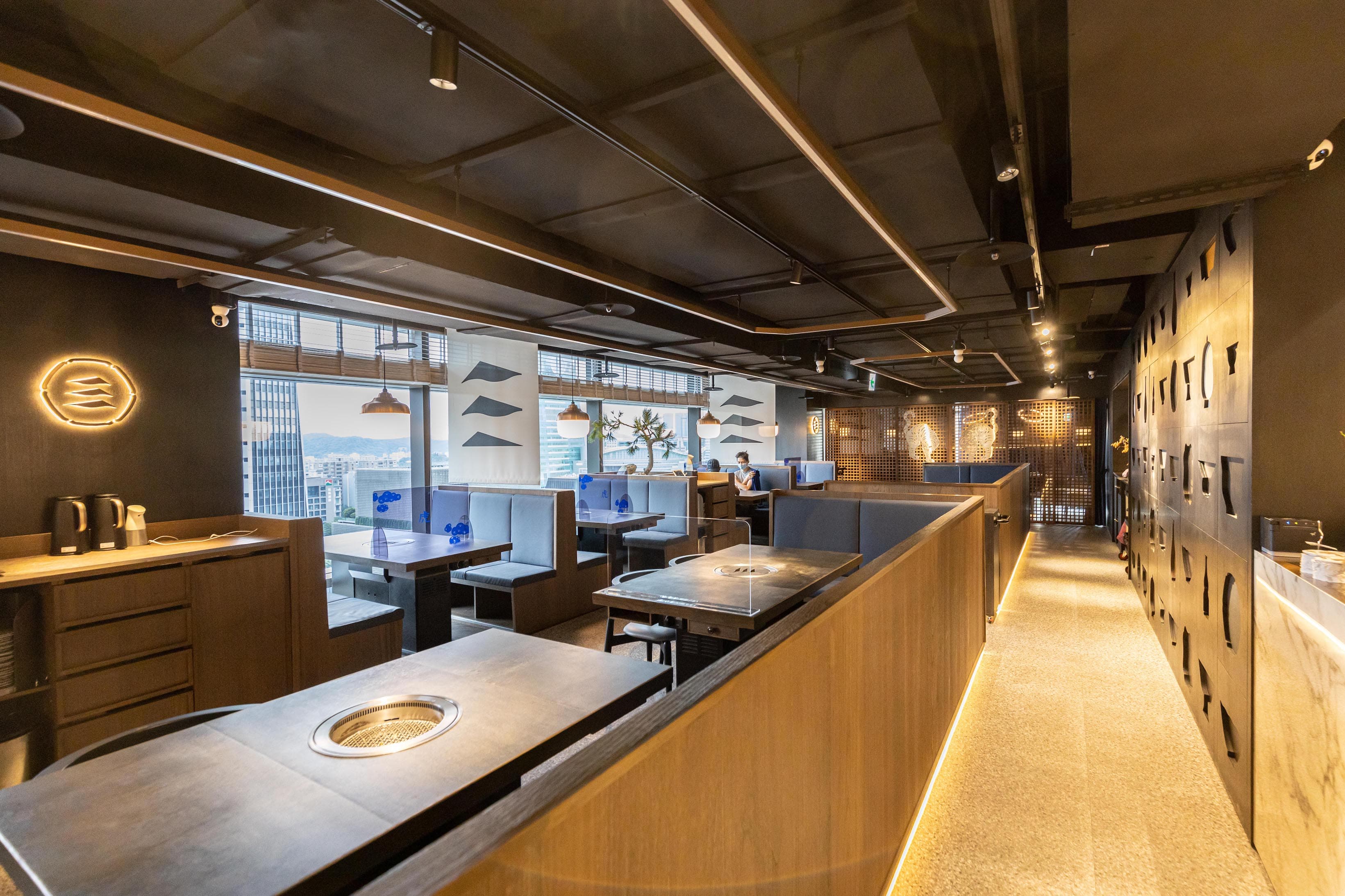 店內裝潢是摩登洗鍊的現代亞洲風,窗外還能看到信義區街景。