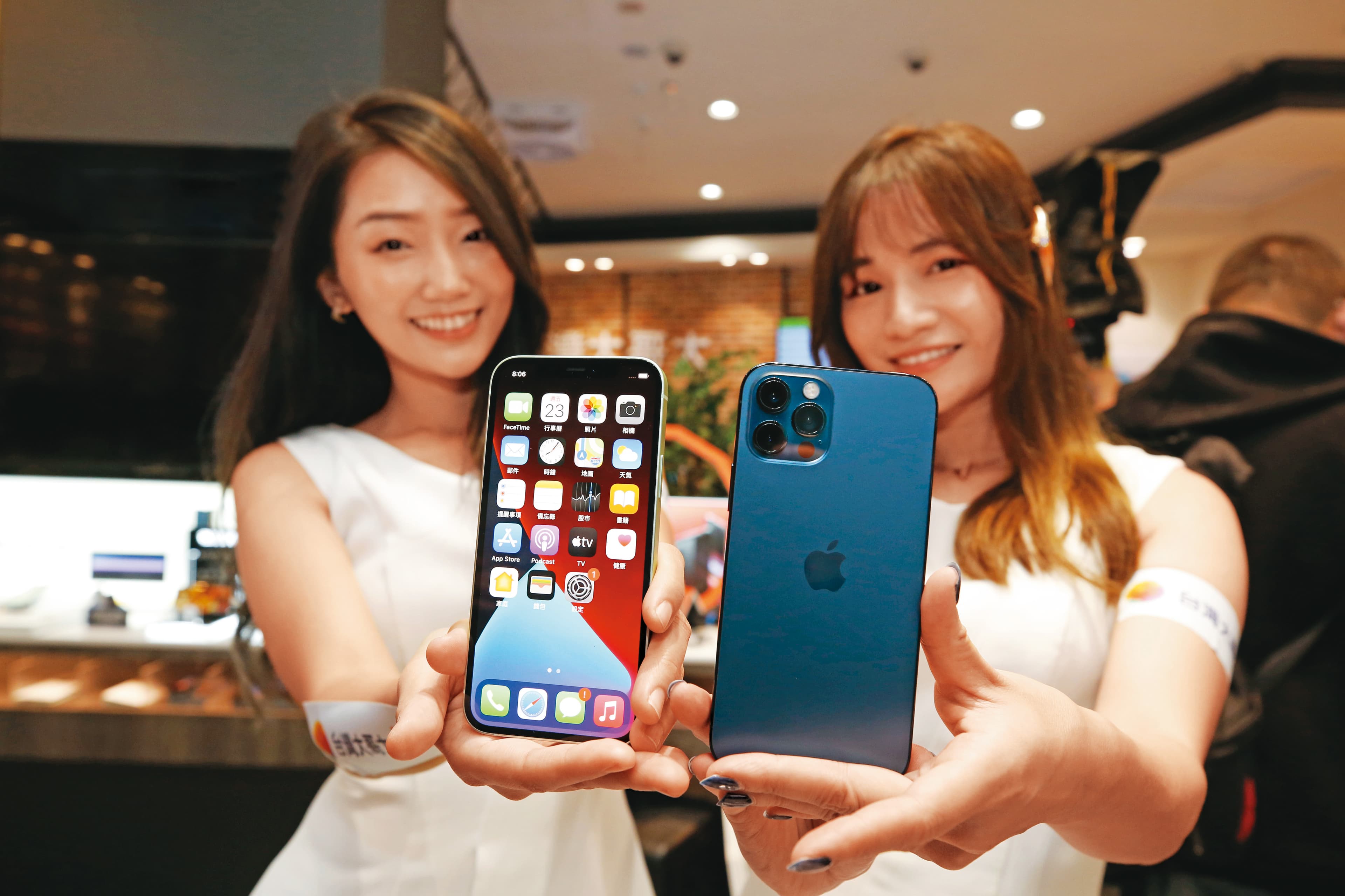 在蘋果去年發表的iPhone 12中,高階Pro系列就已經搭載光達鏡頭,也是蘋果把光達用在iPhone上的頭一遭。