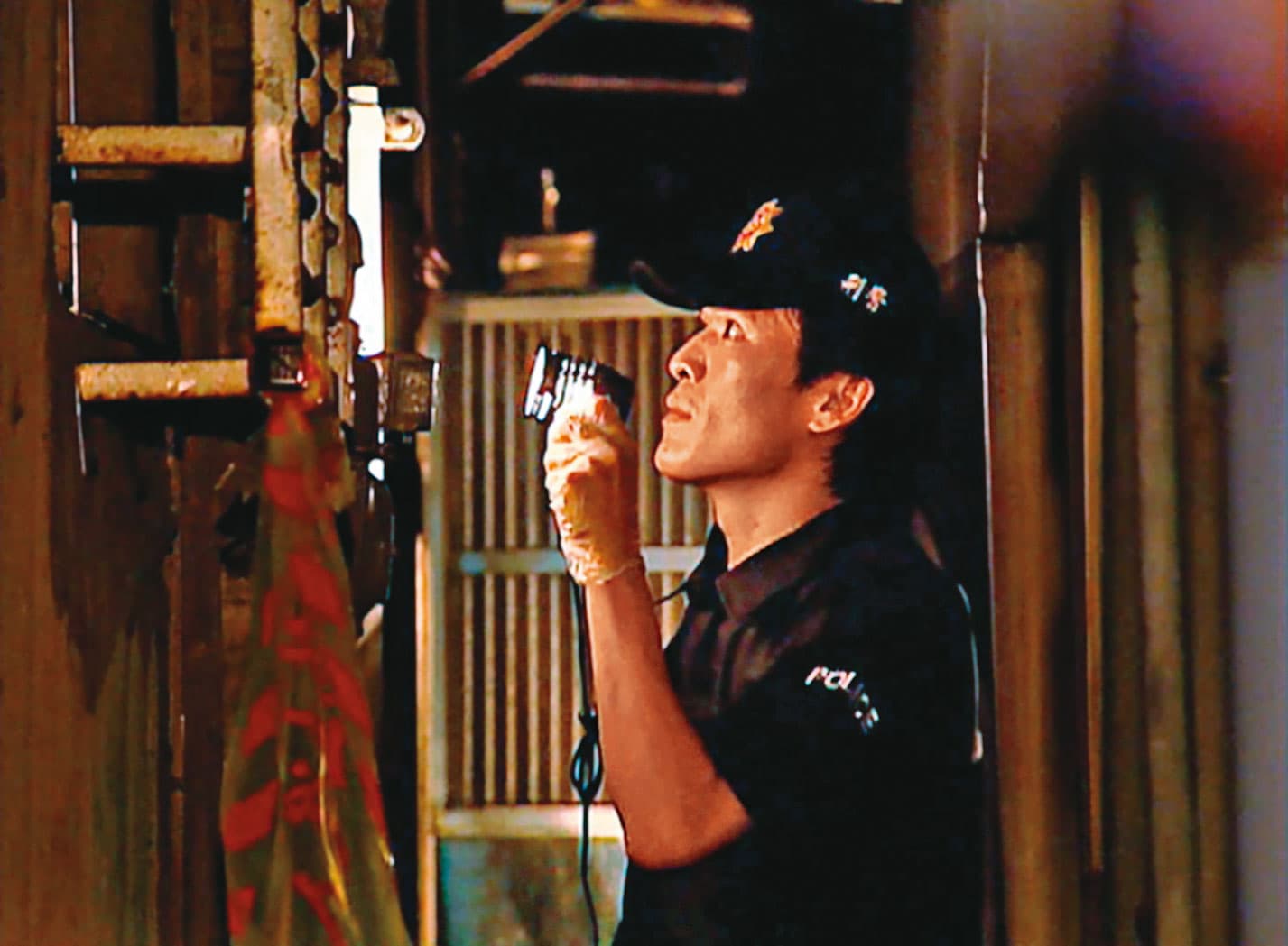 鑑識人員在命案現場仔細採證,最後找到關鍵證據。(東森新聞提供)