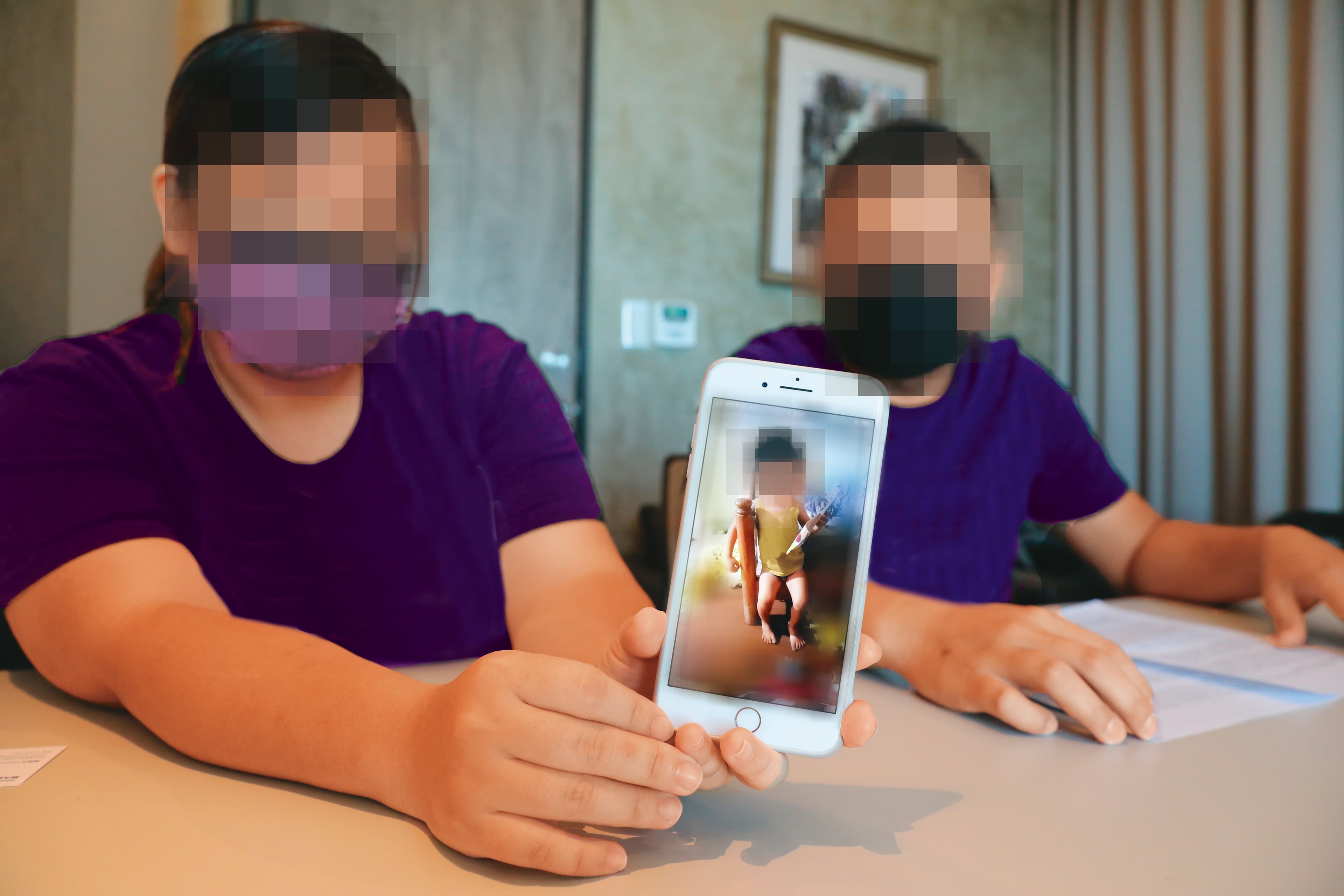 男童父母拿出小男孩生前的照片,控訴保母和她丈夫施虐,至今未道歉。圖經變裝處理。