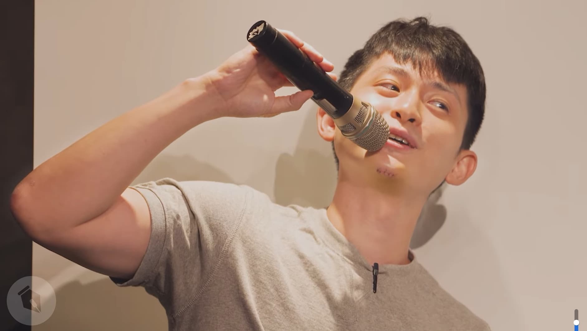 博恩秀出瘀青縫針的傷口,並自嘲表示「我有鬍子了耶」。(翻攝自Stand up, Brian! 博恩站起來!臉書粉專)