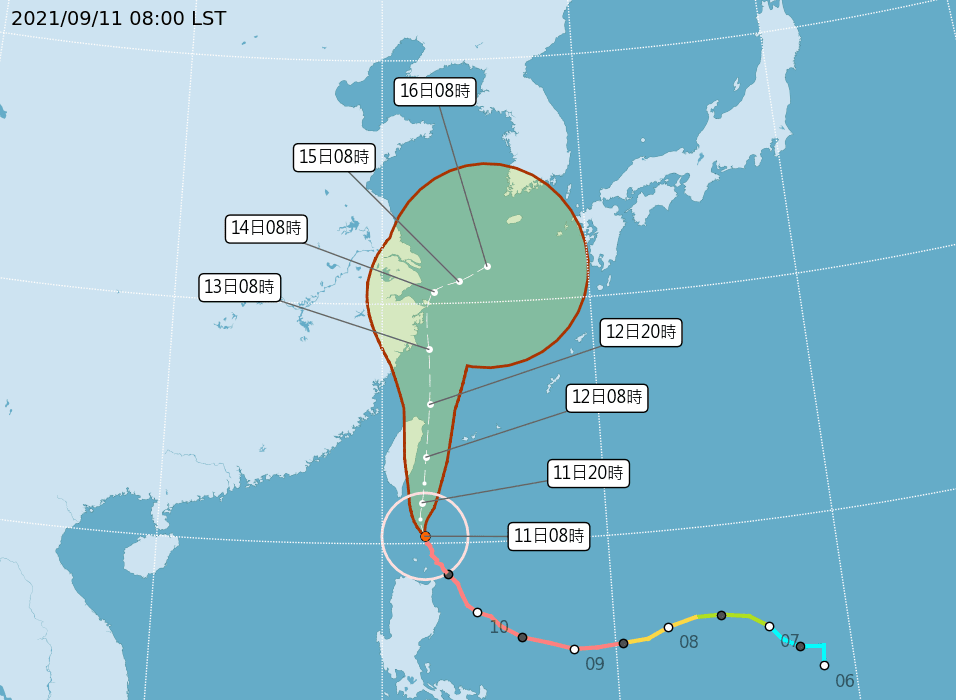 強颱璨樹路徑略往東修正,彭啟明提醒,「地形破壞較少,強度維持較久,東半部要提高警覺」。(中央氣象局提供)