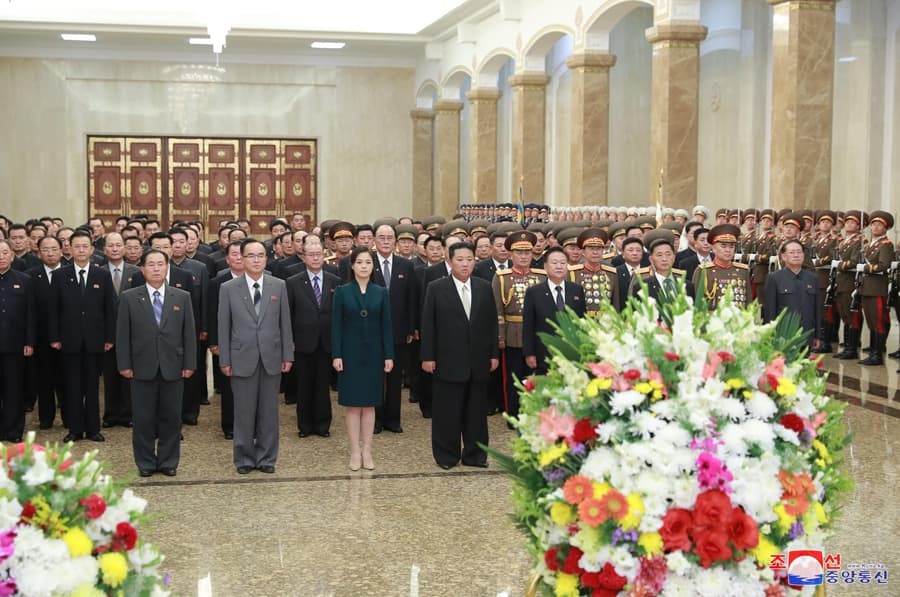 金正恩與閱兵時看起來並非同一人,被懷疑當天又換了另一位替身。(翻攝自朝中社)