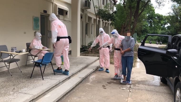 薛男先是被金門岸巡隊送往篩檢,所幸PCR檢測結果為陰性。(金門岸巡隊提供)