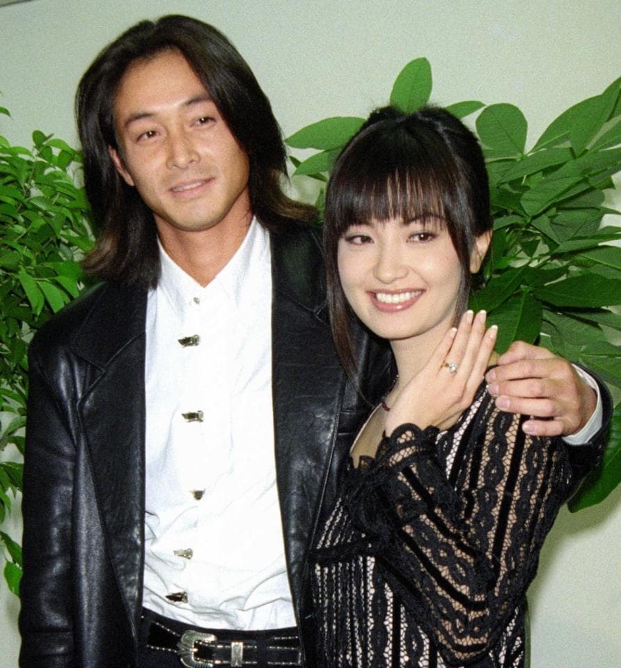 吉田榮作(左)1997年與模特兒平子理沙結婚,但這段婚姻以離婚收場。(翻攝自每日體育報)