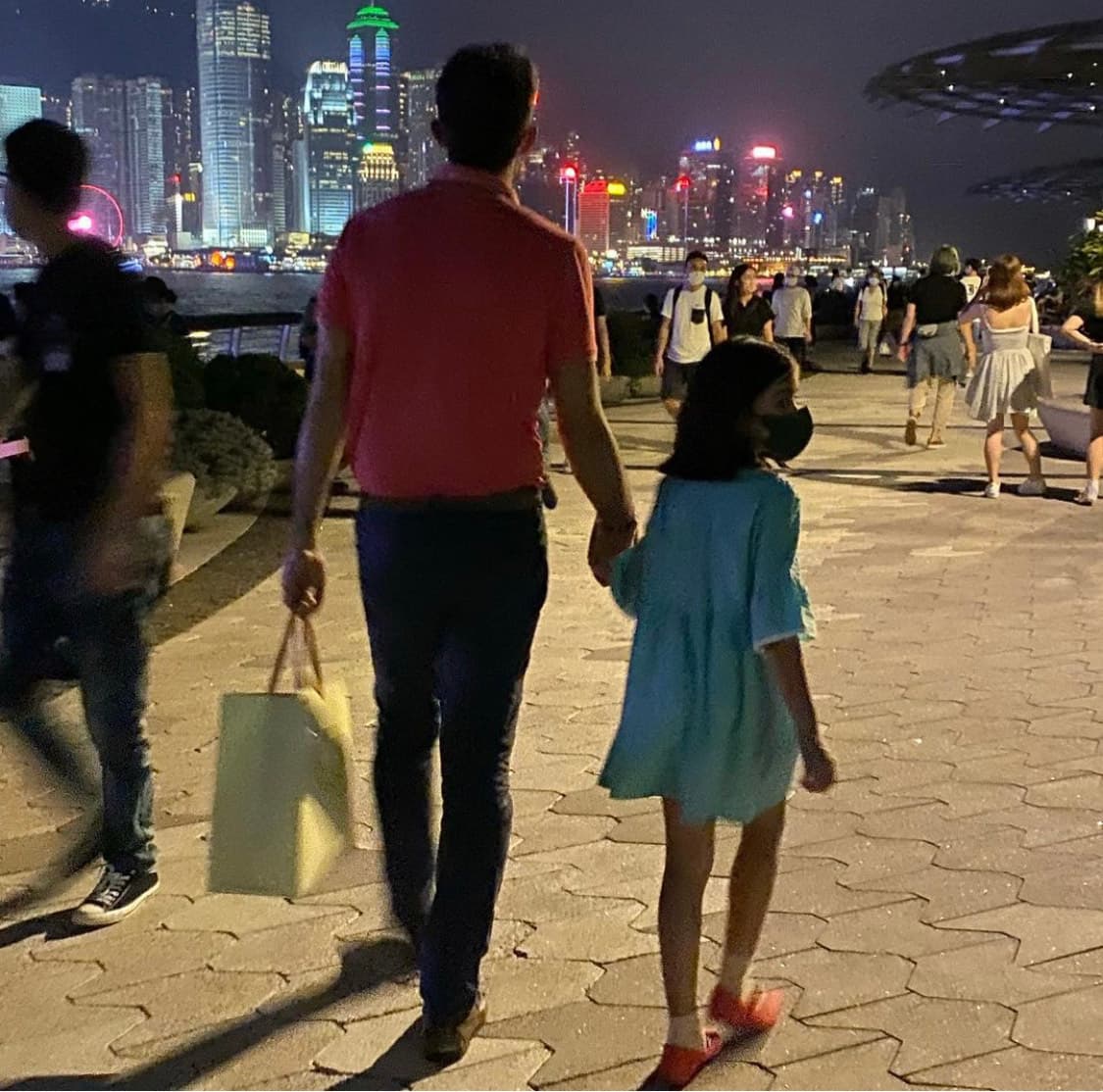 梁詠琪昨天PO出跟老公孩子一同散步的背影,留言表示一家三口飯後慢步尖沙咀長廊,還介紹大家認識香港的地標。(梁詠琪IG)