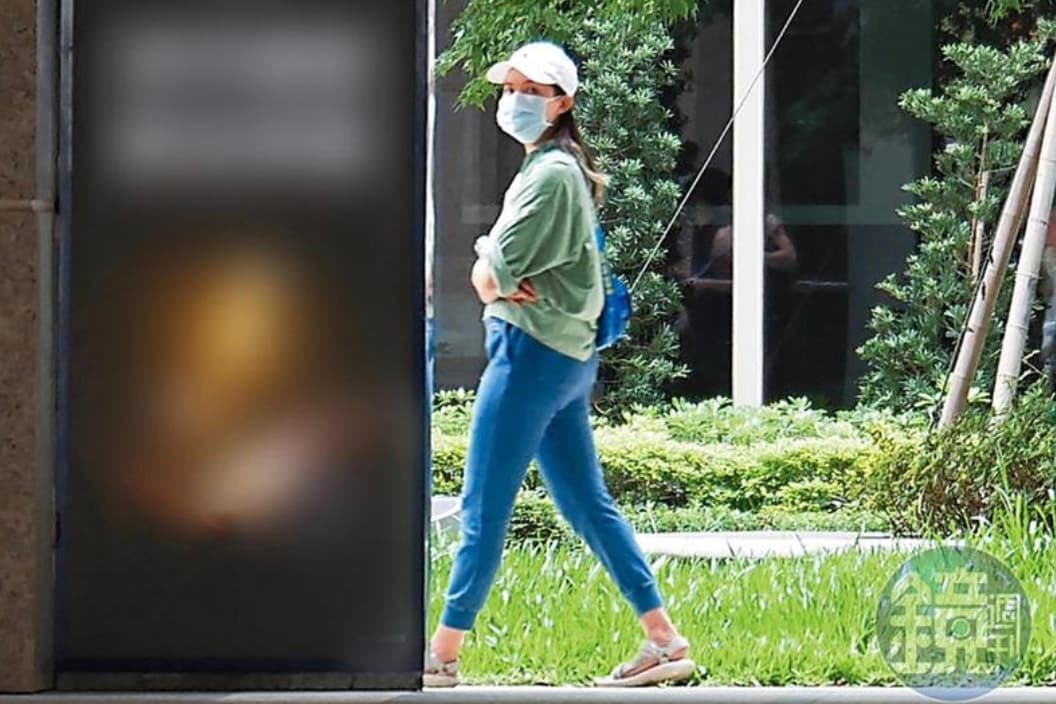 李國毅的老婆被本刊直擊挺著孕肚散步。(本刊資料照)