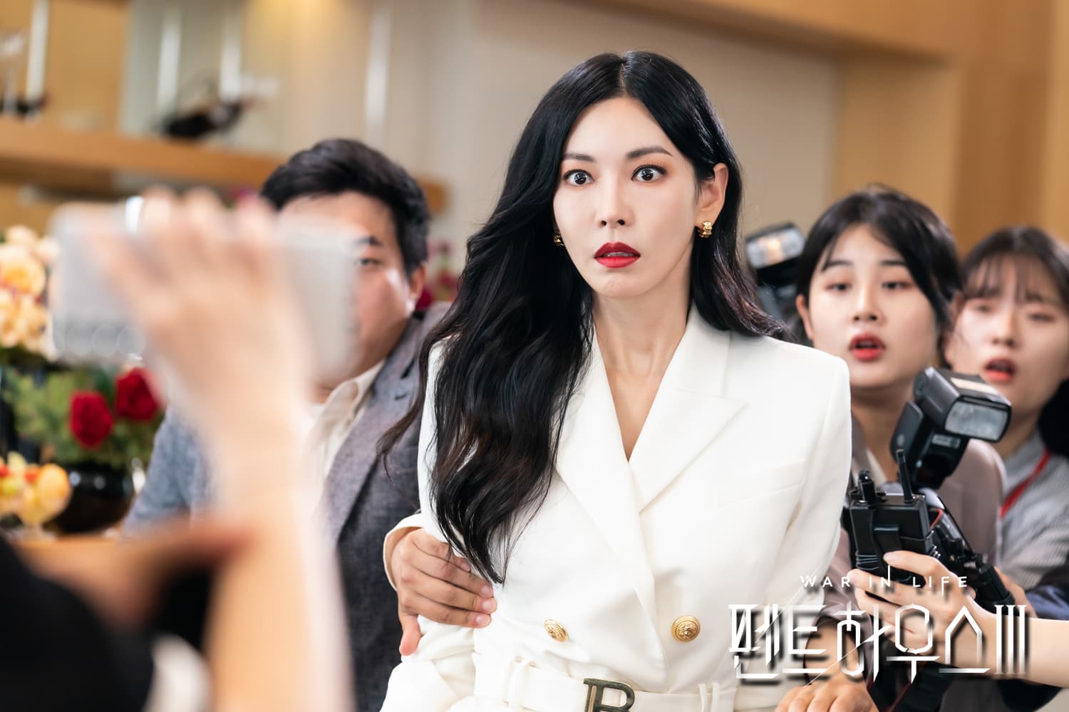 金素妍透過《Penthouse上流戰爭》展現許多不同的面貌,也以這部作品在百想藝術大賞中獲封視后。(翻攝自官網)