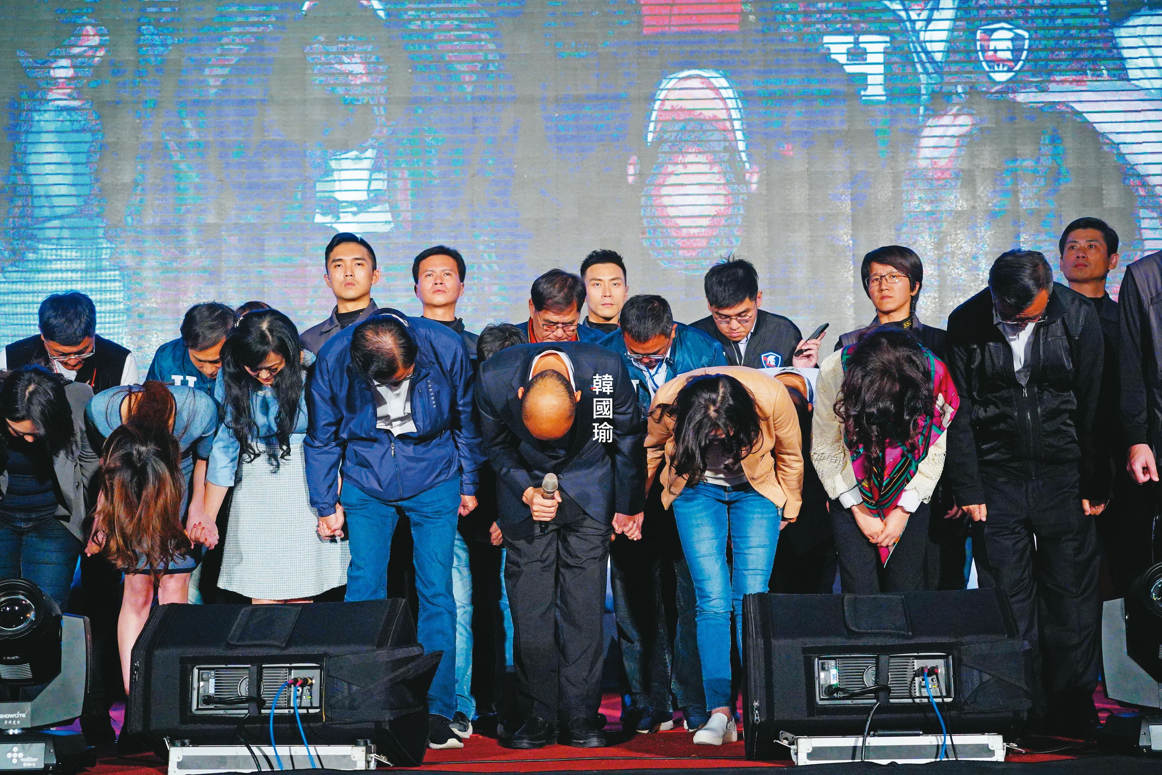談到近2次大選,江啟臣認為,國民黨不能再重演2016及2020年的失敗經驗,須徹底翻轉外界對黨的負面形象。圖為國民黨2020總統大選開票之夜謝票。