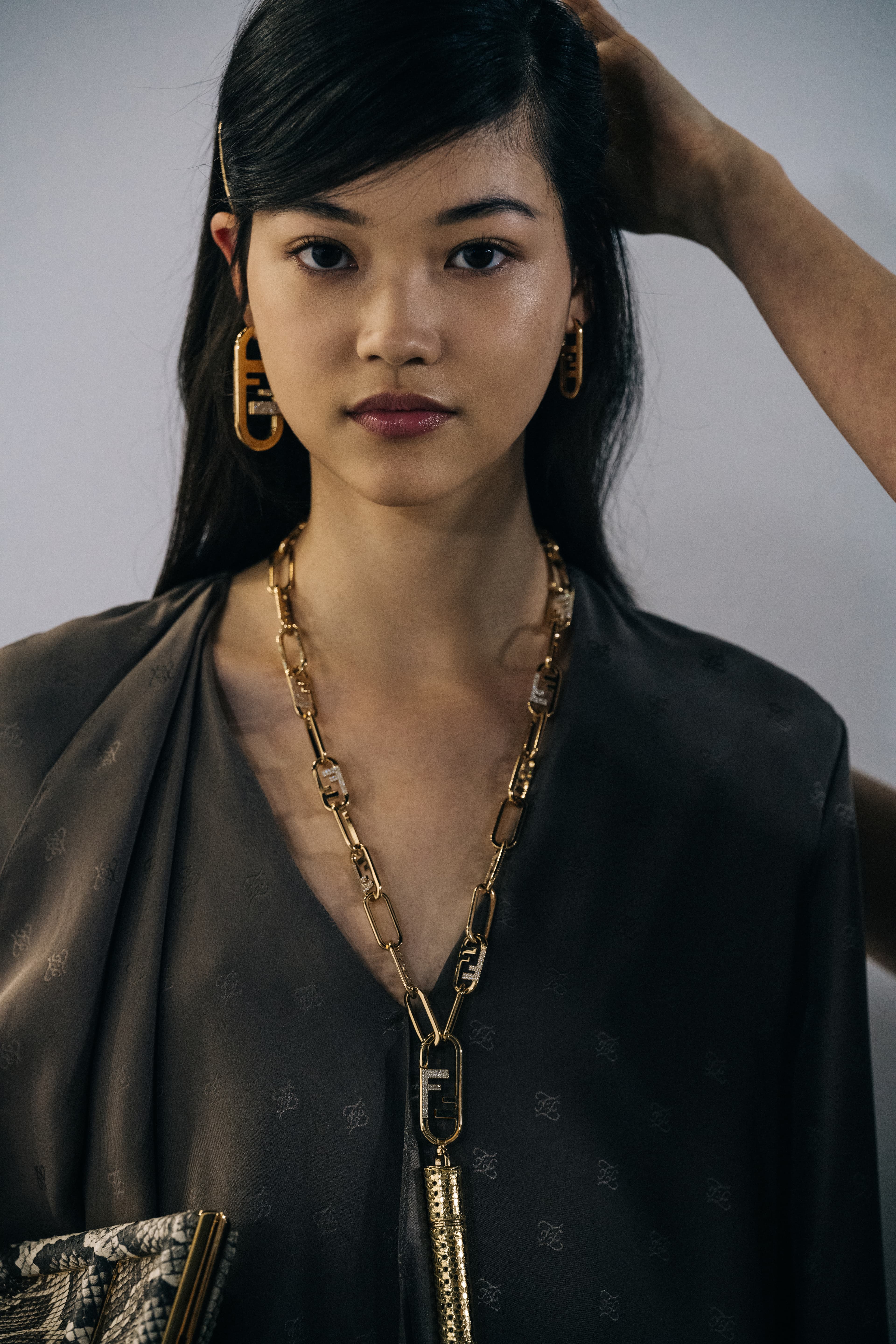 Fendi O’Lock系列通過扣環的形式以及橢圓形的柔和設計，賦予FF logo生動的現代感。（FENDI提供）