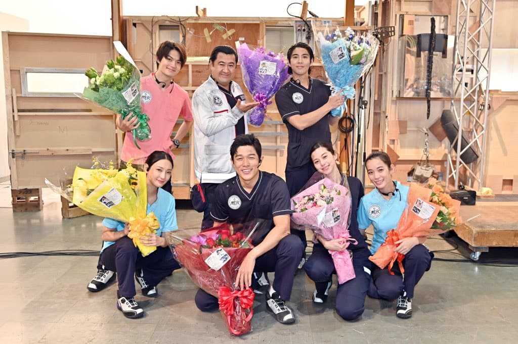 《TOKYO MER 行動急診室》男主角鈴木亮平(前排左二)感謝合作演員。(翻攝推特)
