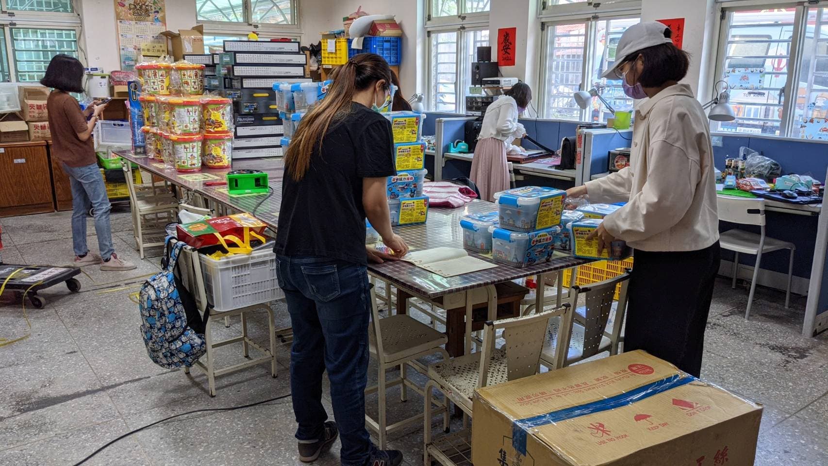 新北市玩具銀行動員同仁整理打包玩具,送給在集中檢疫隔離的小朋友玩。(新北市府提供)