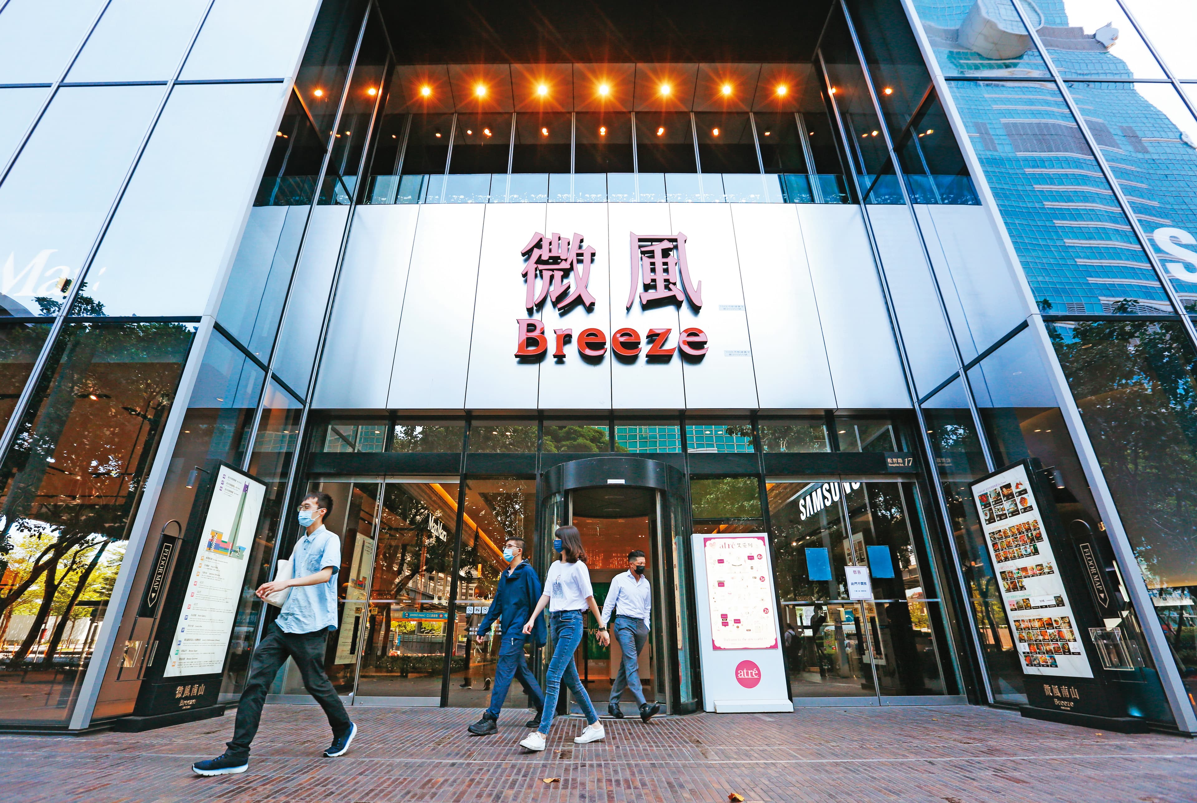 新冠疫情持續延燒,包括微風在內等百貨業者都受重傷。