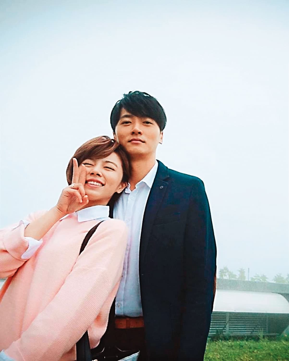 王瞳、馬俊麟在拍攝《大時代》時，戲中互動甜蜜，戲外關係也啟人疑竇。（翻攝自王瞳臉書）