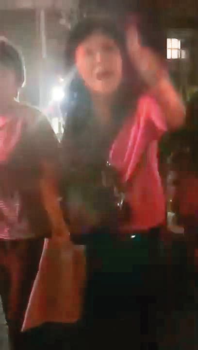 王瞳收到梁敏婷的提告，帶著媽媽和阿姨上門「溝通」。（翻攝自三京米分臉書）
