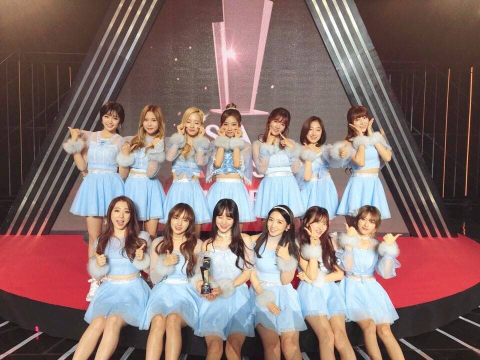 「宇宙少女」是由中國樂華娛樂5年前攜手韓國的STARSHIP娛樂打造的混血女團,孟美岐(前排右3)、吳宣儀(後排左1)、程瀟(前排左2)現已將事業中心轉回中國。(翻攝自宇宙少女Facebook)